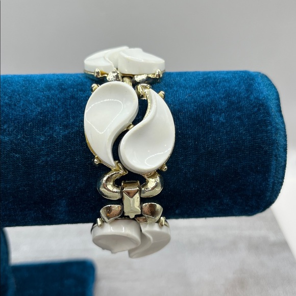 Vintage Mid Century Signed Lisner White Thermoset Teardrop Chunky Bracelet - Picture 1 of 13